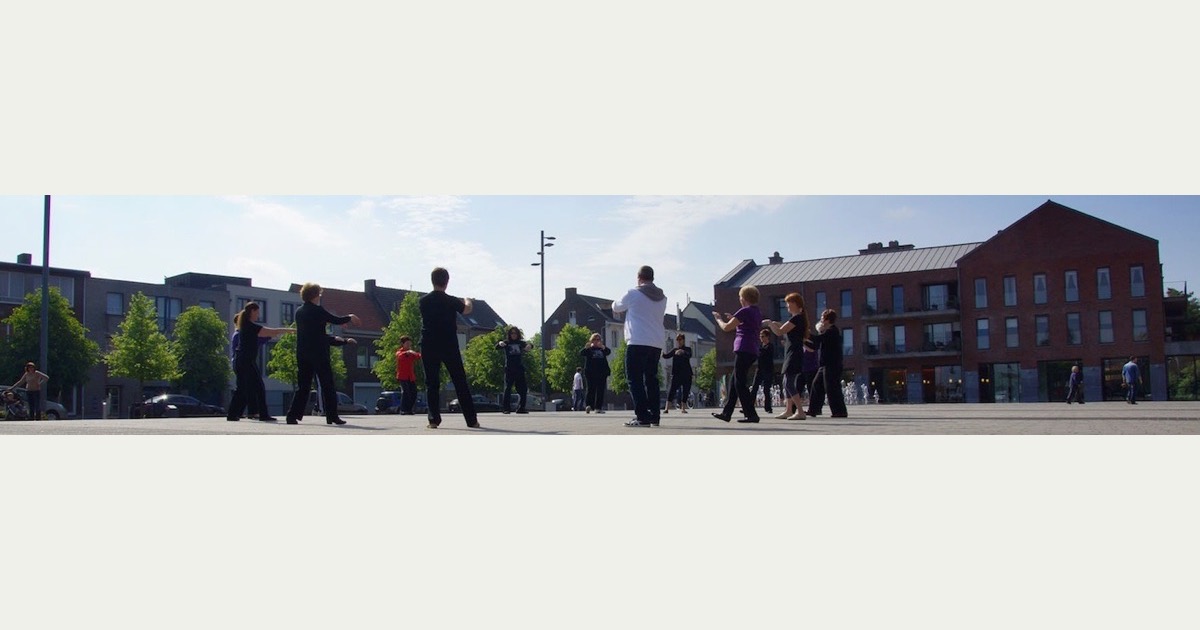 Leden van Tai Chi Maaseik oefenen samen de vorm op de Markt in Maaseik