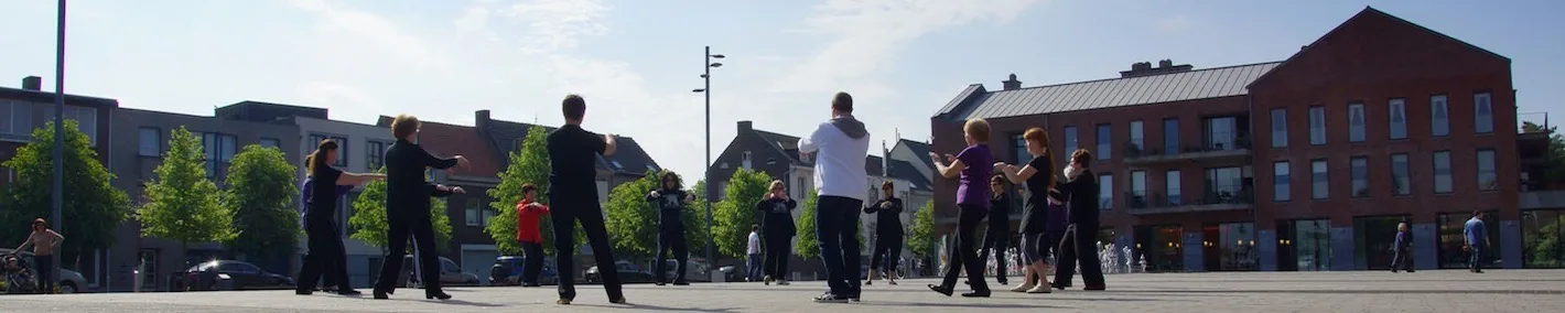 Leden van Tai Chi Maaseik oefenen samen de vorm op de Markt in Maaseik